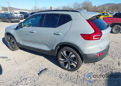 2025 Volvo Xc40 B5 Plus Dark Theme z USA, uszkodzony, nr VIN YV4L12UC6S2492483
